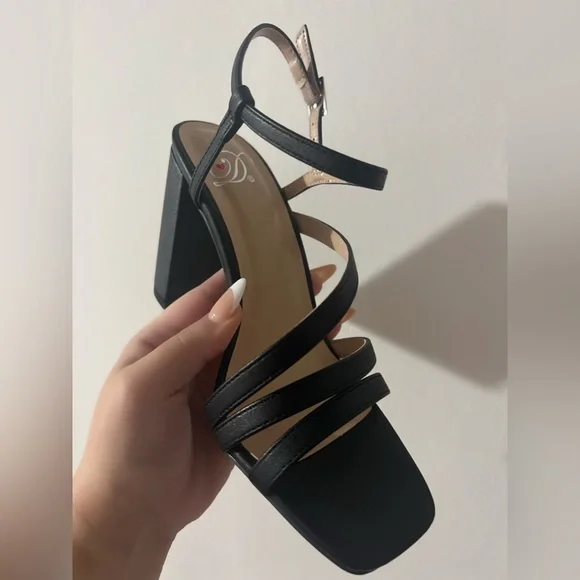 NWT!! BASIC BLACK SQUARE FRONT STRAPPY CHUNKY HEEL - Picture 6 of 12